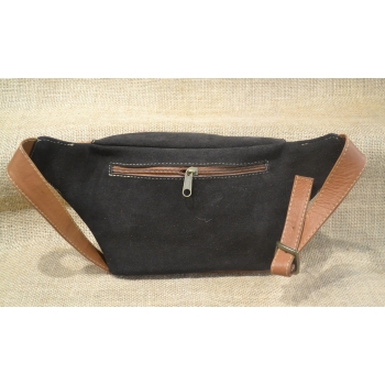 Torebka na biodro z ciemnobrązowej zamszowej skóry i kwiatowym haftem .